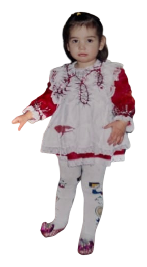 Ульяна в детстве, в красном платье